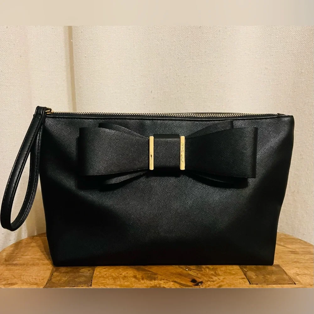 ✨ EXCELLENT CONDITION ✨ Betsey Johnson Black Bow Wristlet Pouch Clutch 13”